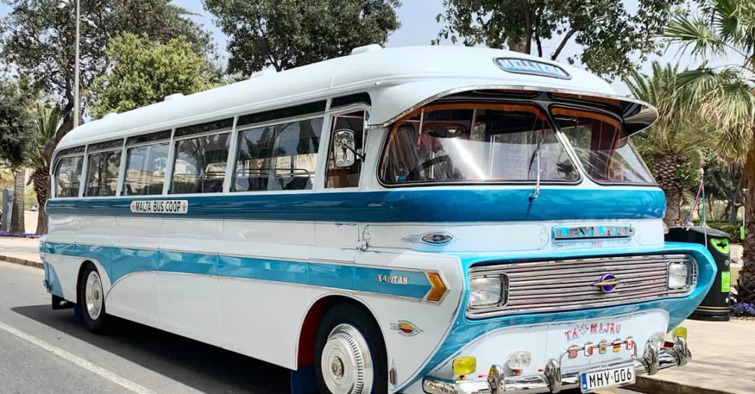 Kultowe sceny filmowe w autobusach - jak wpłynęły na PKS?