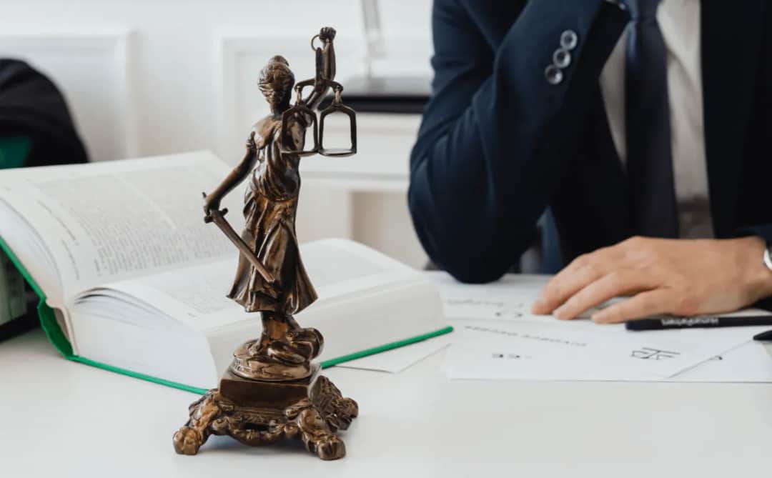 Kim jest biegły sądowy i jak jego opinia wpływa na wyrok?